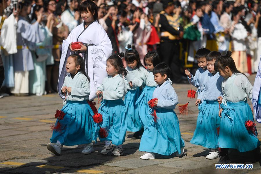 CHINA-ZHEJIANG-TRADITIONAL CHINESE COSTUME EXHIBITION (CN)