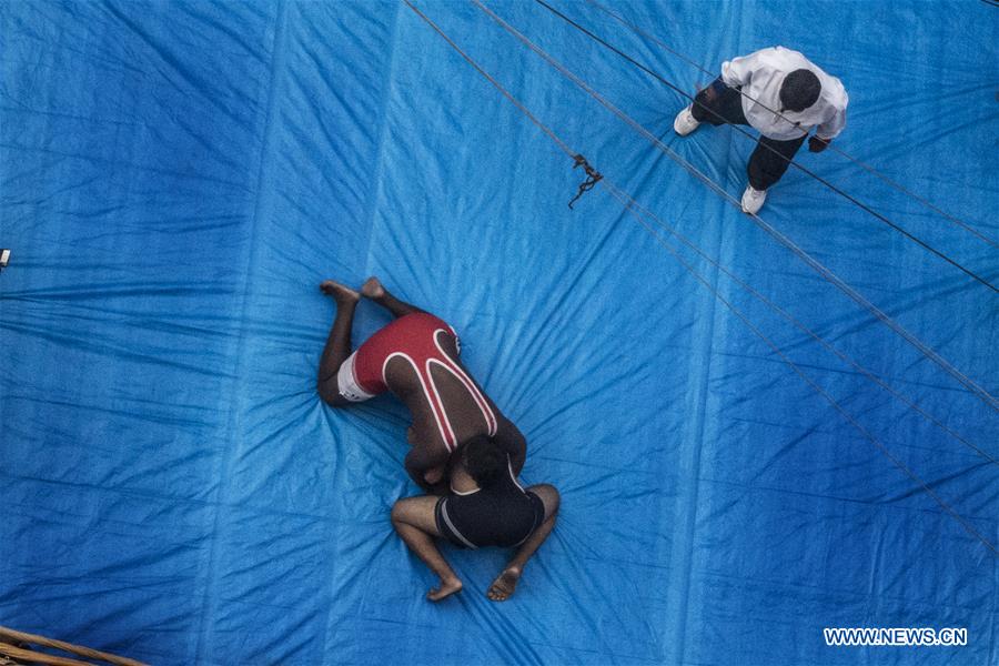 (SP)INDIA-KOLKATA-STREET WRESTLING