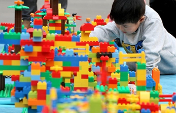 Creative contest on piling up building blocks held in E China's Shandong