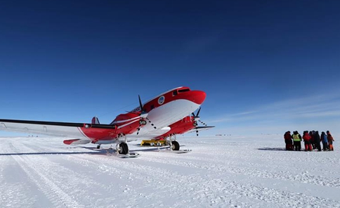 China's fixed-wing aircraft for polar flight lands at Kunlun Station