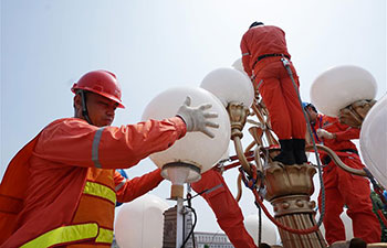 Workers stick to their posts outdoors amid heat wave in China