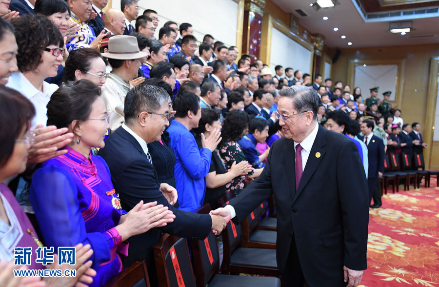 8月7日，中共中央政治局常委、全国政协主席、中央代表团团长俞正声在内蒙古新城宾馆会见内蒙古自治区离退休老同志和各族各界群众代表，并与他们合影留念。新华社记者 张领 摄