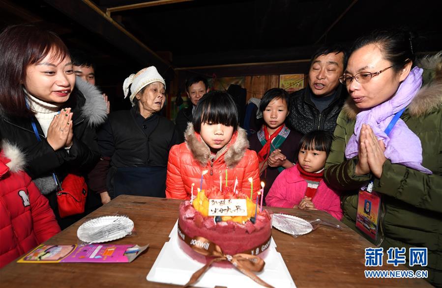 （图片故事）（7）大山贫困娃和她的“驻村妈妈”