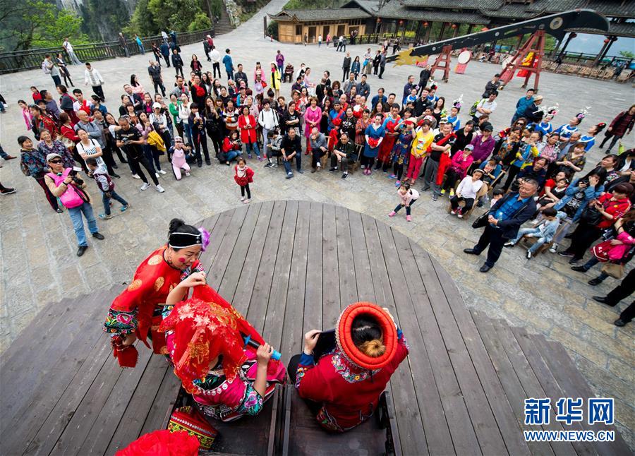 （在习近平新时代中国特色社会主义思想指引下——新时代新作为新篇章·乡村振兴战略·图文互动）（3）挣脱“富饶的贫困”——一个西部贫困区县绿色发展之变 