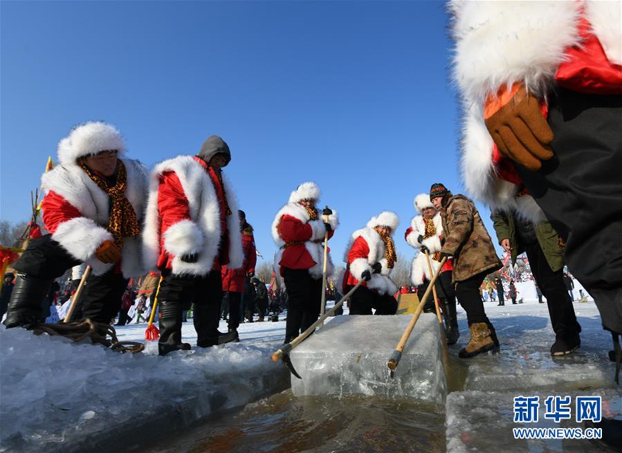 （图文互动）（4）寒冬采冰人：起早贪黑 “淘金”冰雪