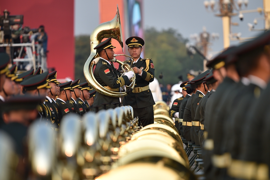 解放军联合军乐团在广场就位后进行准备工作和试奏。据了解，解放军联合军乐团此次演奏是从开国大典至今历次阅兵以来演奏曲目最多的一次，不少曲目是为此次阅兵量身打造的全新作品，此次也是历次女演奏员最多的一次。