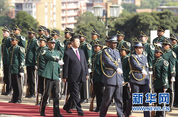 12月2日，国家主席习近平在比勒陀利亚同南非总统祖马举行会谈?；崽盖?，祖马在联邦大厦广场为习近平举行隆重的欢迎仪式。这是习近平检阅仪仗队。新华社记者 黄敬文 摄