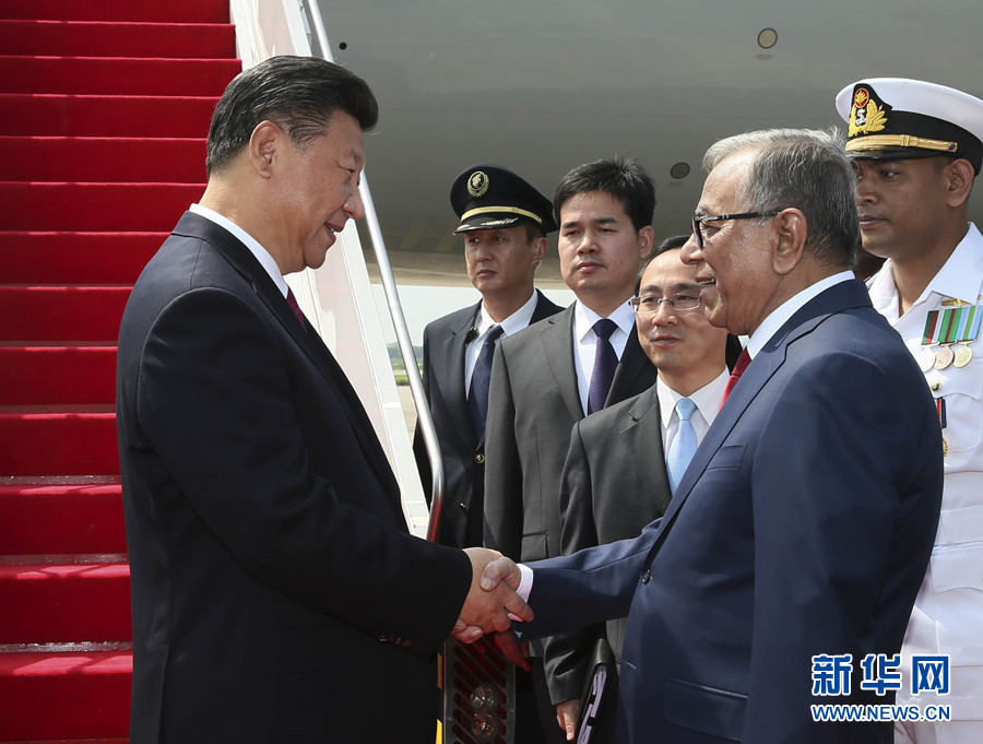 10月14日，国家主席习近平抵达达卡，开始对孟加拉人民共和国进行国事访问。这是孟加拉国总统哈米德在舷梯旁迎接习近平主席。 新华社记者兰红光 摄