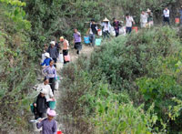 翻山越岭取水路